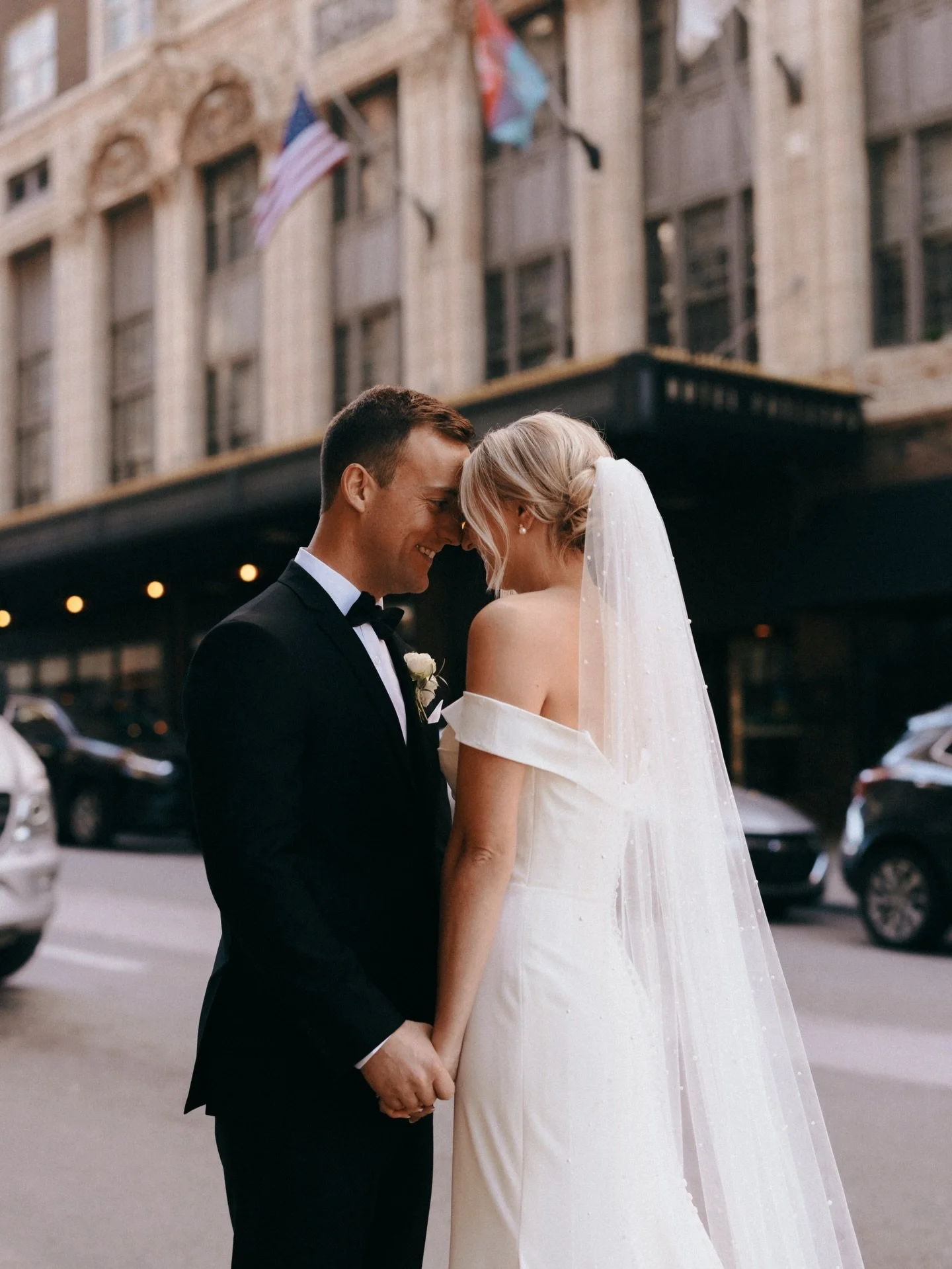 Kansas City is for lovers ❣️ // 📷 :: @clay_and_maggie #swbbkcbride