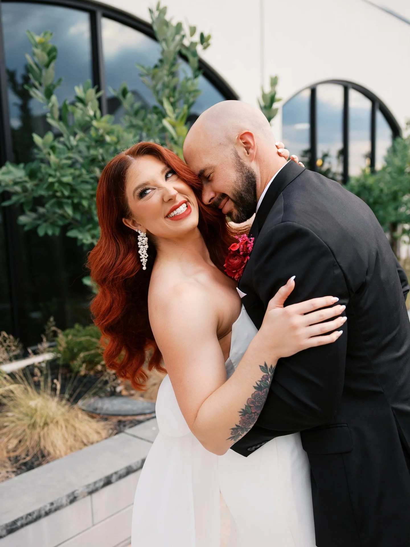 Pax + hubs - painting the blog red ❤️ Link in bio 💕🩷 // 📷 :: @monphotographykc #swbbkcbride