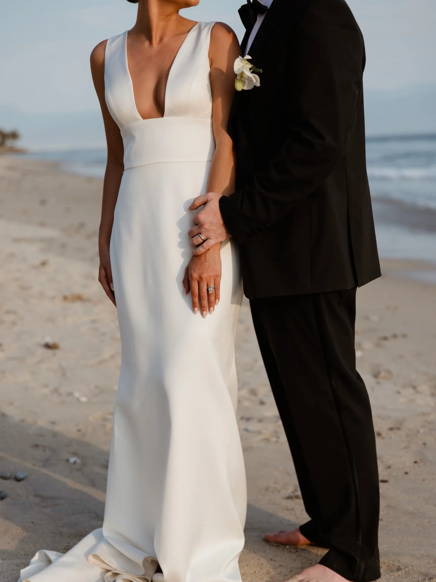 Where the waves meet the shore 🏄&zwj;♂️ // 📷 :: @alysonkayphotography #swbbkcbride