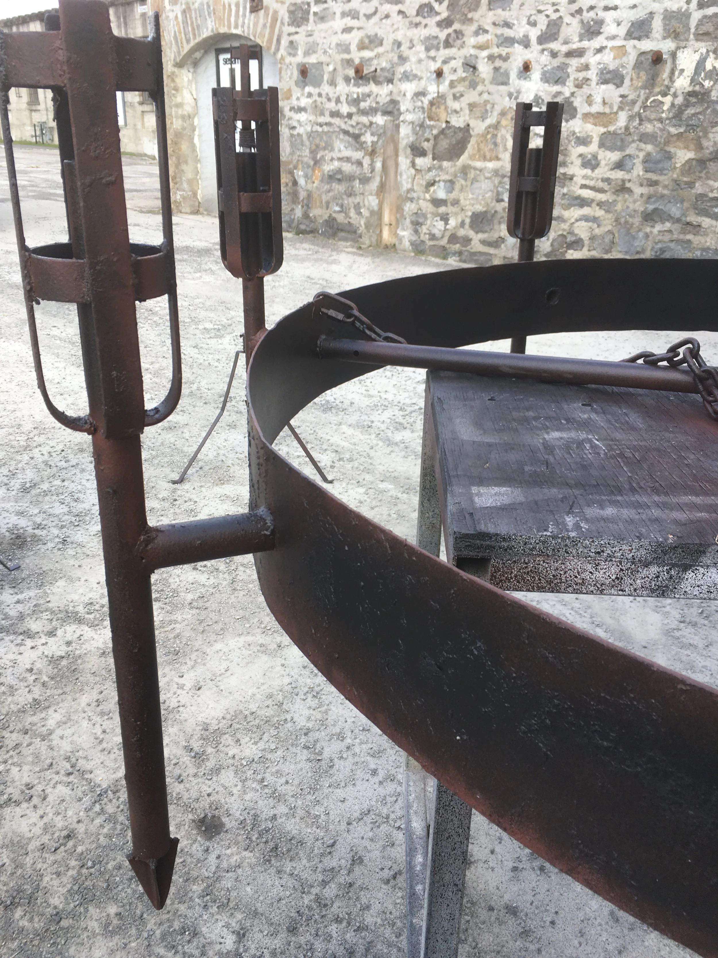 chandeliers mÇdiÇvaux en acier 2.JPG