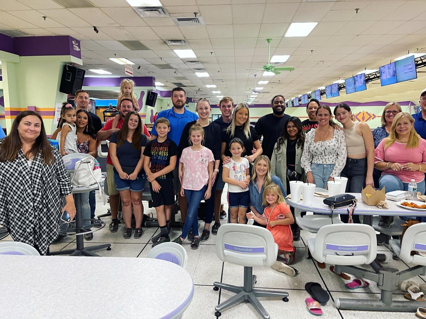 Our LFR fam &hearts;️
&bull;
So much fun getting together last night with our awesome agents and their families. We are SO lucky to work alongside such amazing people! 💪🏼
&bull;
Thank you to everyone who made it out to our team bowling night, and f