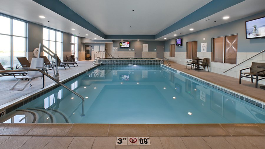 Pool at Holiday Inn Express &amp; Suites in Green River, UT - Hotel Architect