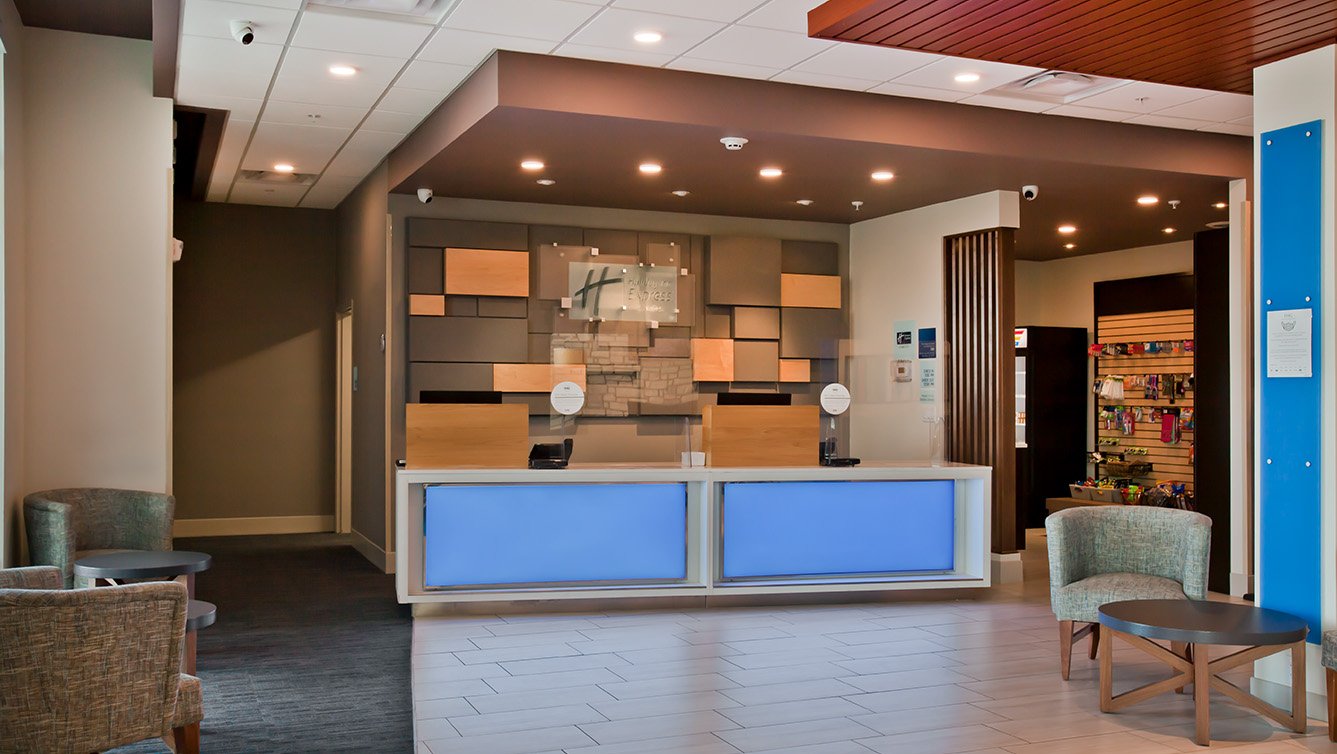 Holiday Inn Express &amp; Suites Hotel Check-In in Green River, UT - Hotel Design Architecture