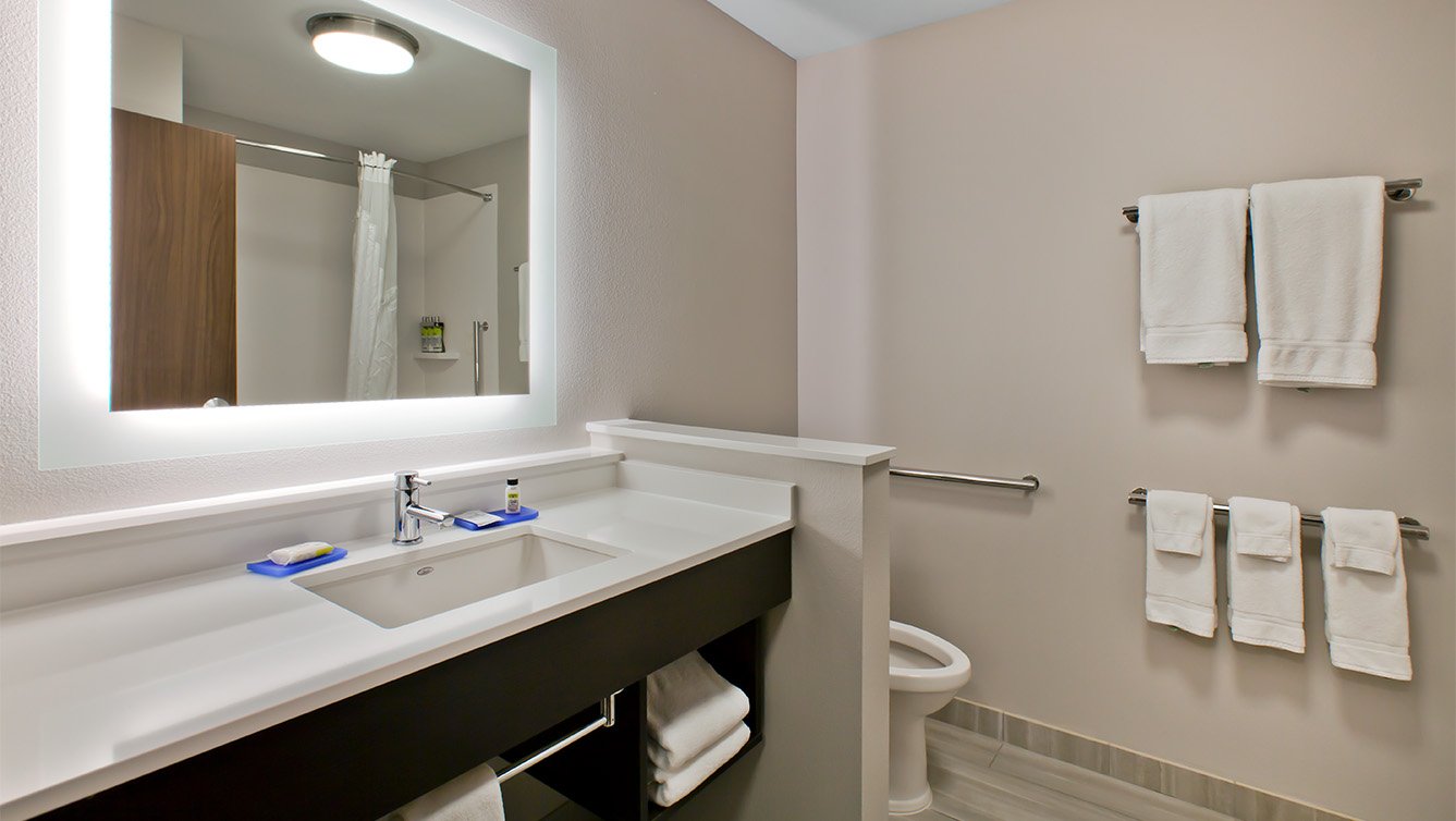 Holiday Inn Express &amp; Suites Hotel Suite Bathrooms in Green River, UT - Hotel Design Architecture