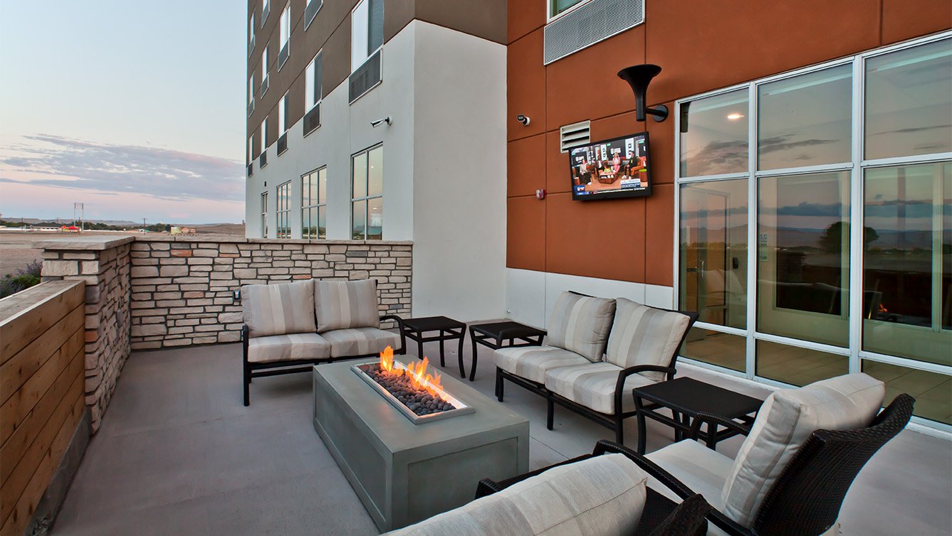 Holiday Inn Express &amp; Suites Hotel Outdoor Patio in Green River, UT - Hotel Architect