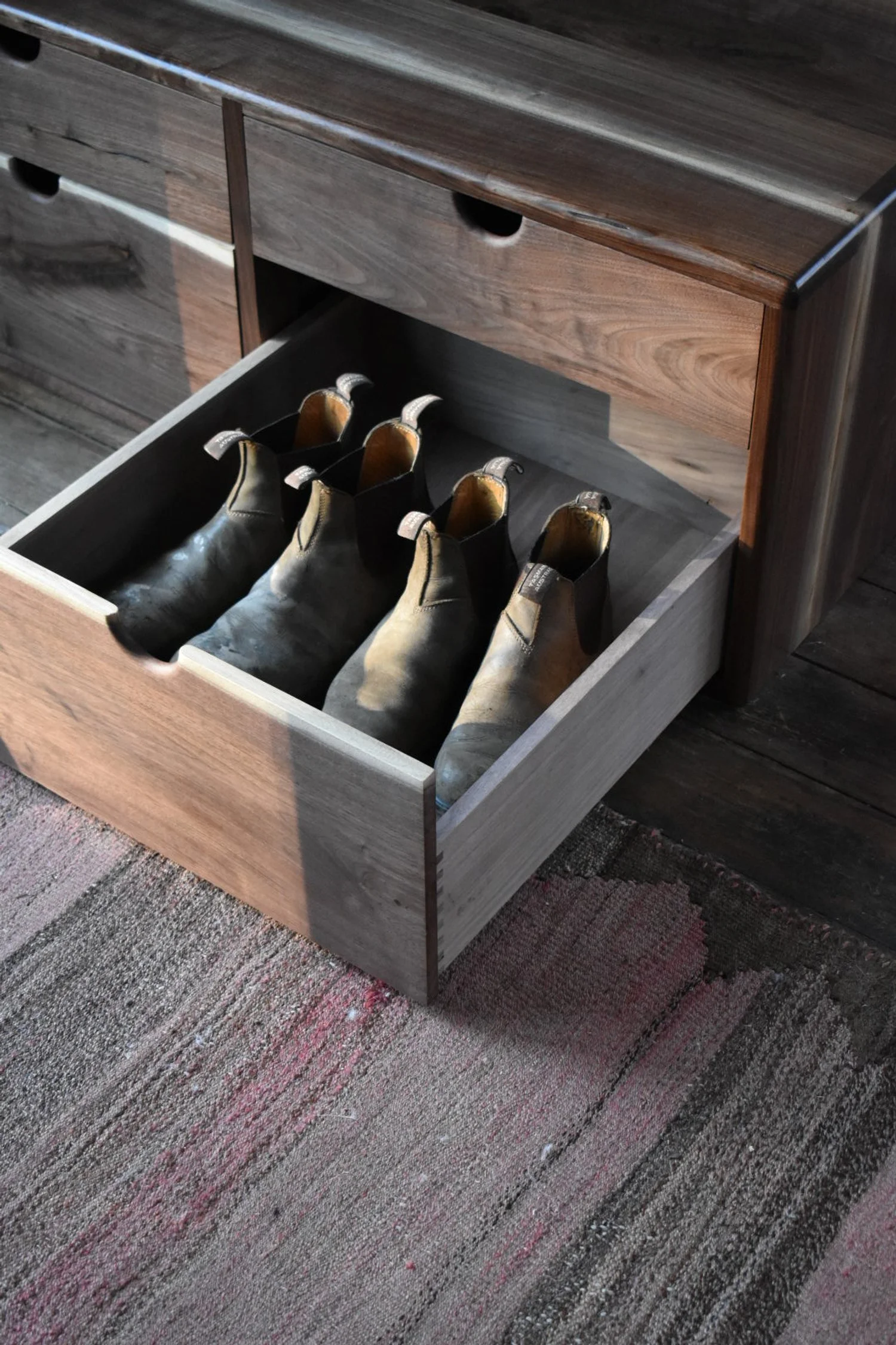  Full-extension drawer glides provide generous access. 