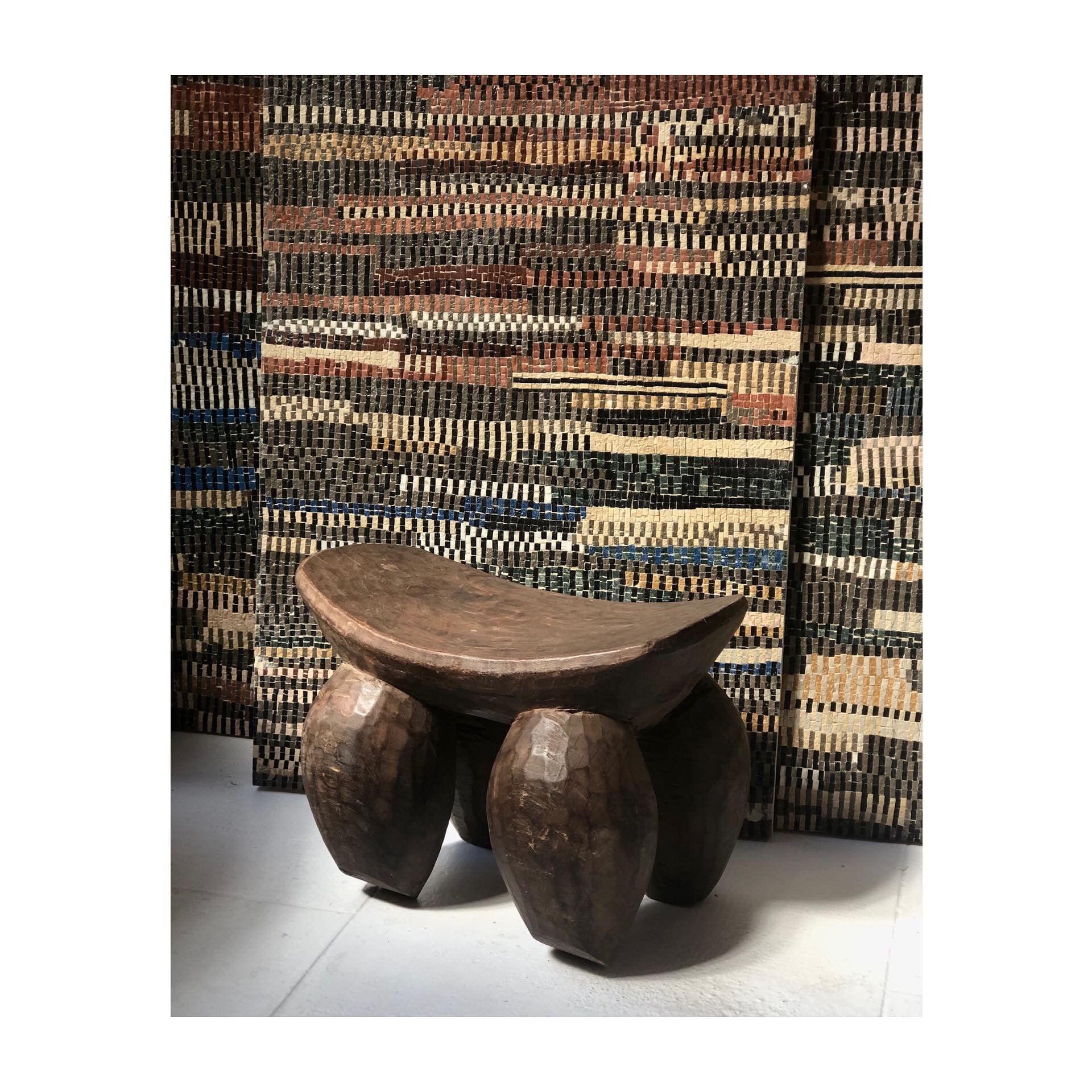 Offrez-vous une pi&egrave;ce unique. Tabouret SENOUFO fabriqu&eacute; dans une seule pi&egrave;ce de bois #tabouret #senoufo #africain #pieceunique #decoration #deco #decor