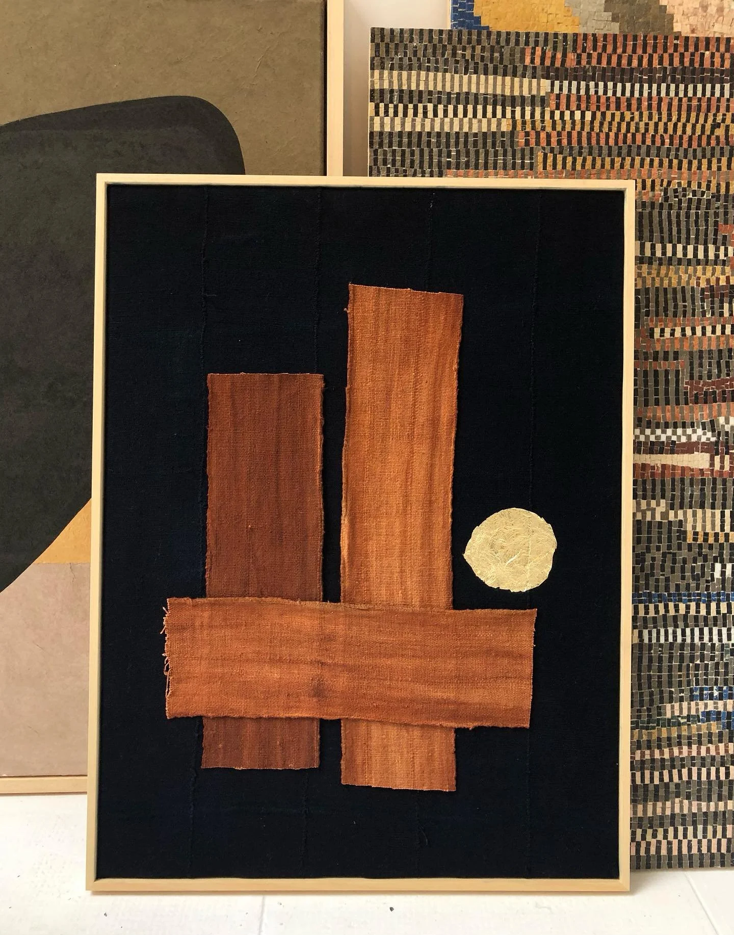 Tableau r&eacute;alis&eacute; &agrave; partir de tissu Bogolan indigo et terracotta avec application de feuille d&rsquo;or 60x80cm. Venez les voir &agrave; l&rsquo;atelier #tableau #artwork #pieceunique #atelierparisien