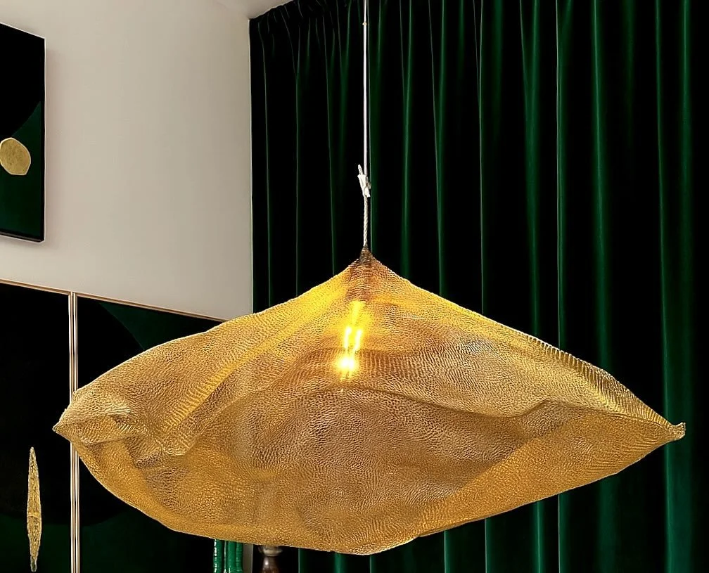 Suspension NUAGE fabriqu&eacute; &agrave; la main en laiton &agrave; moduler comme un nuage. Diam&egrave;tre 90 ou 50. #luminaire #laiton #piecesuniques #faitmains #decorationdinterieur #projet #hotel #lumi&egrave;re