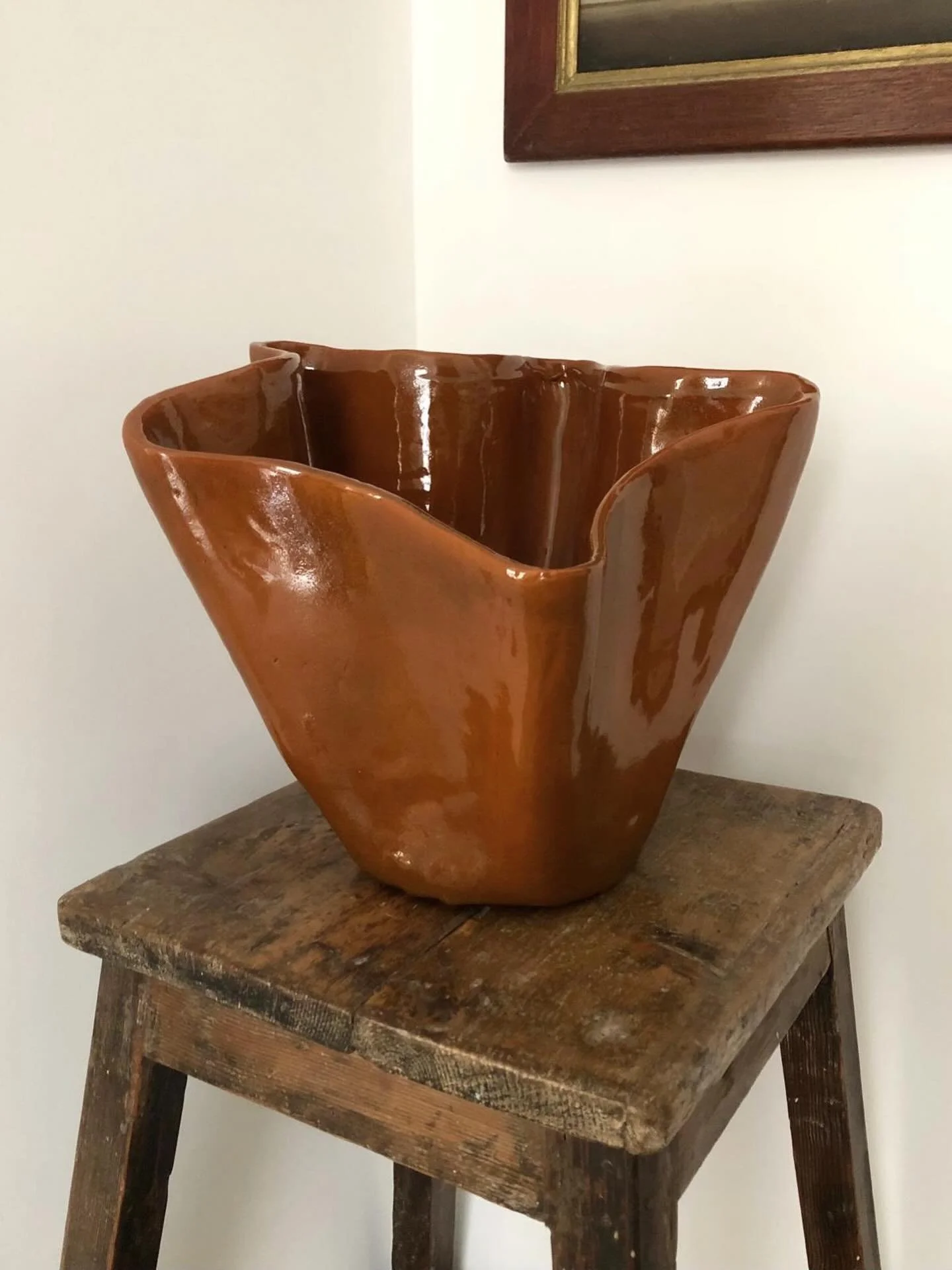 Grand vase COROLLA en c&eacute;ramique couleur terra, disponible en vert mouchet&eacute;. #ceramique #faitalamain #piecesuniques #vase #sculpture #emaille #d&eacute;coration