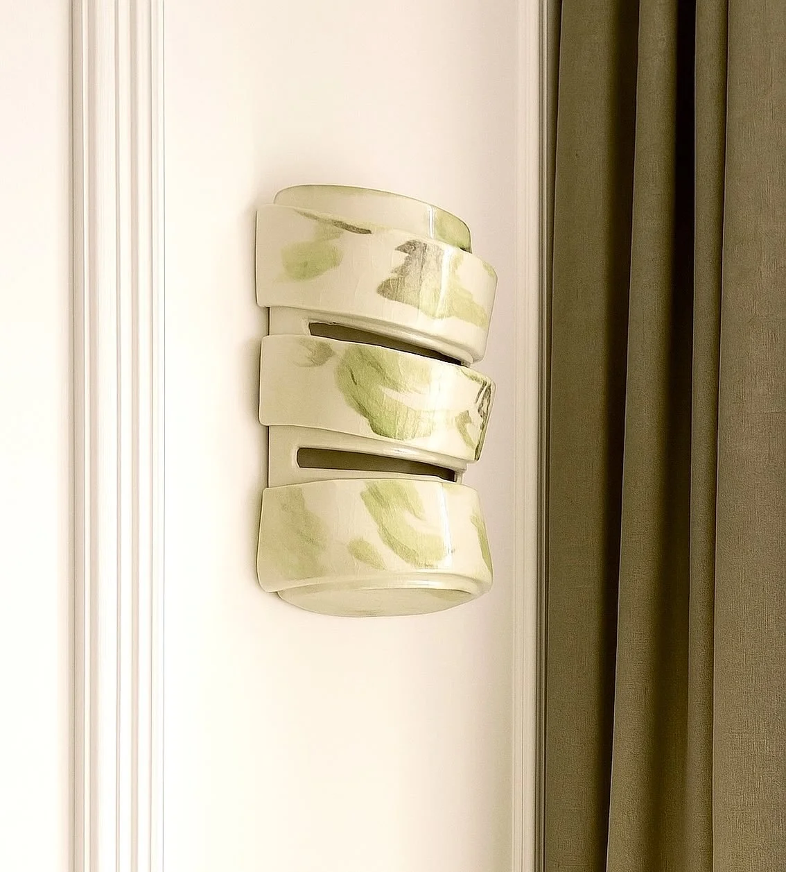 Applique JENA ivoire et vert pastel. #ceramique #emaill&eacute; #faitmains #produitartisanal #savoirefaire #piecesuniques #luminaires #designlovers