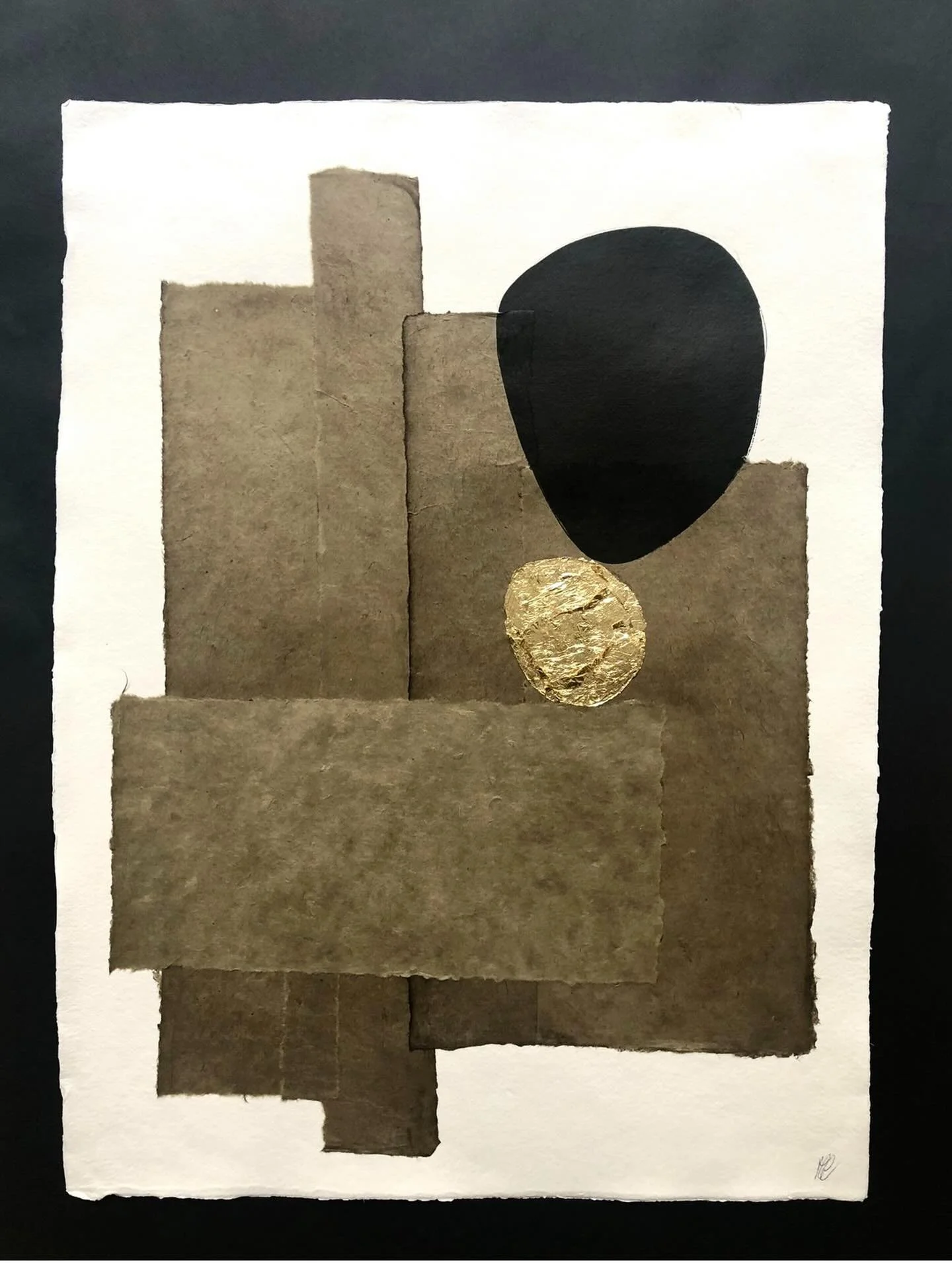 Grand collage kaki, papier fait main teint&eacute;e avec des pigments feuilles d&rsquo;or et encre de Chine noir. 70x100 cadre m&eacute;tal noir. #art #collage #encredechine #minimal #feuilledor #faitmains #surcommande