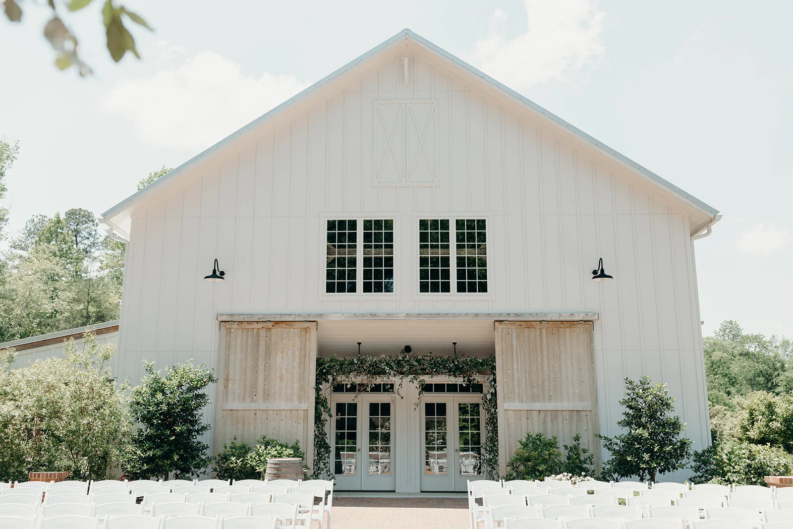 White barn + Lots of natural greenery = ๐