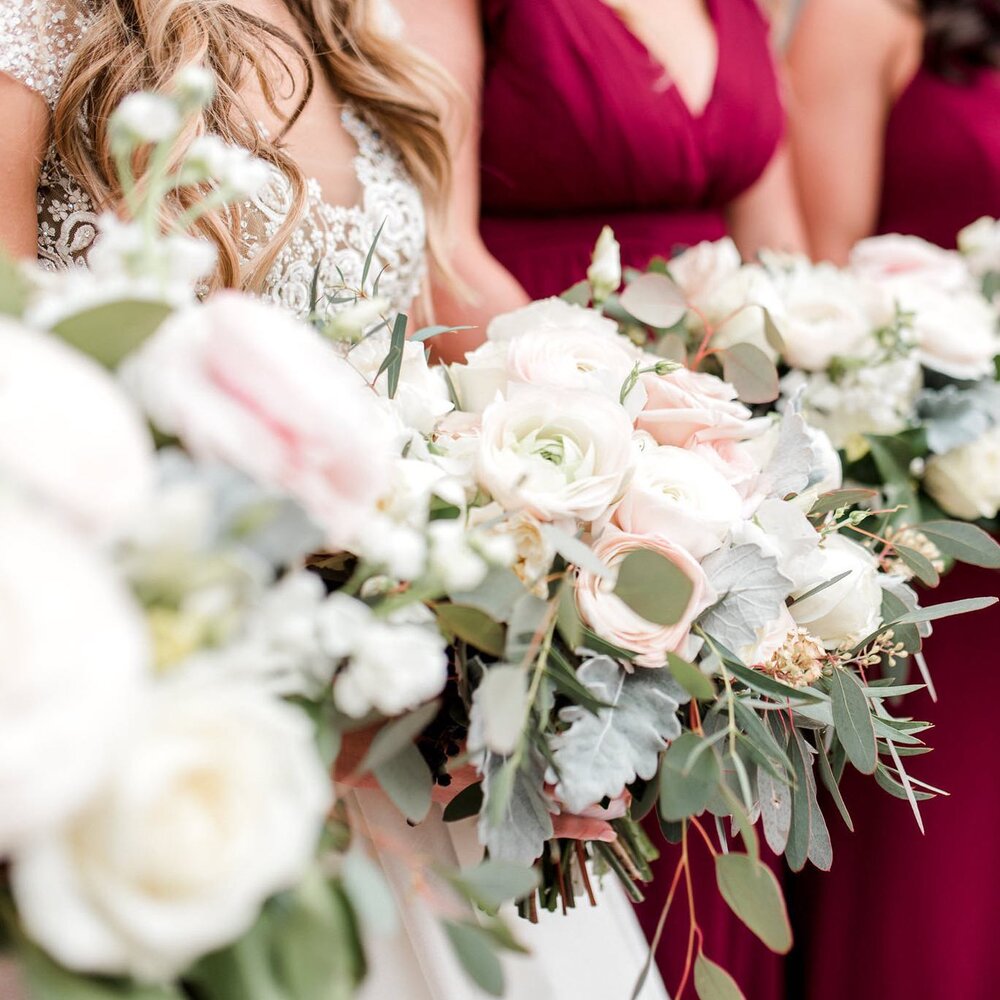 You can never have too many photos of a bouquet and theres more where that came from 😉. 
.
Always a pleasure reliving this beauty of a wedding through these beautiful photos @kaitlynblakephotography 
.
.
⛪️: @barnofchapelhill 
👗: @misshayleypaige 

