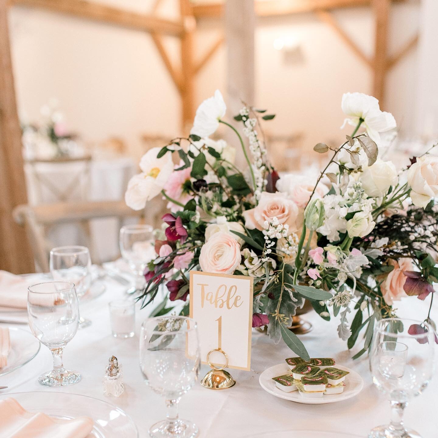 Happy Sunday! I&rsquo;ve got a variety for you today. 👇 Swipe to see. 
.
Low and Lush, Garland with Florals worked in, Garland Ring with Tapers, and a elevated. 
.
📷: @kaitlynblakephotography 
⛪️: @barnofchapelhill 
Rentals: @ce_rental_raleigh 
Pop