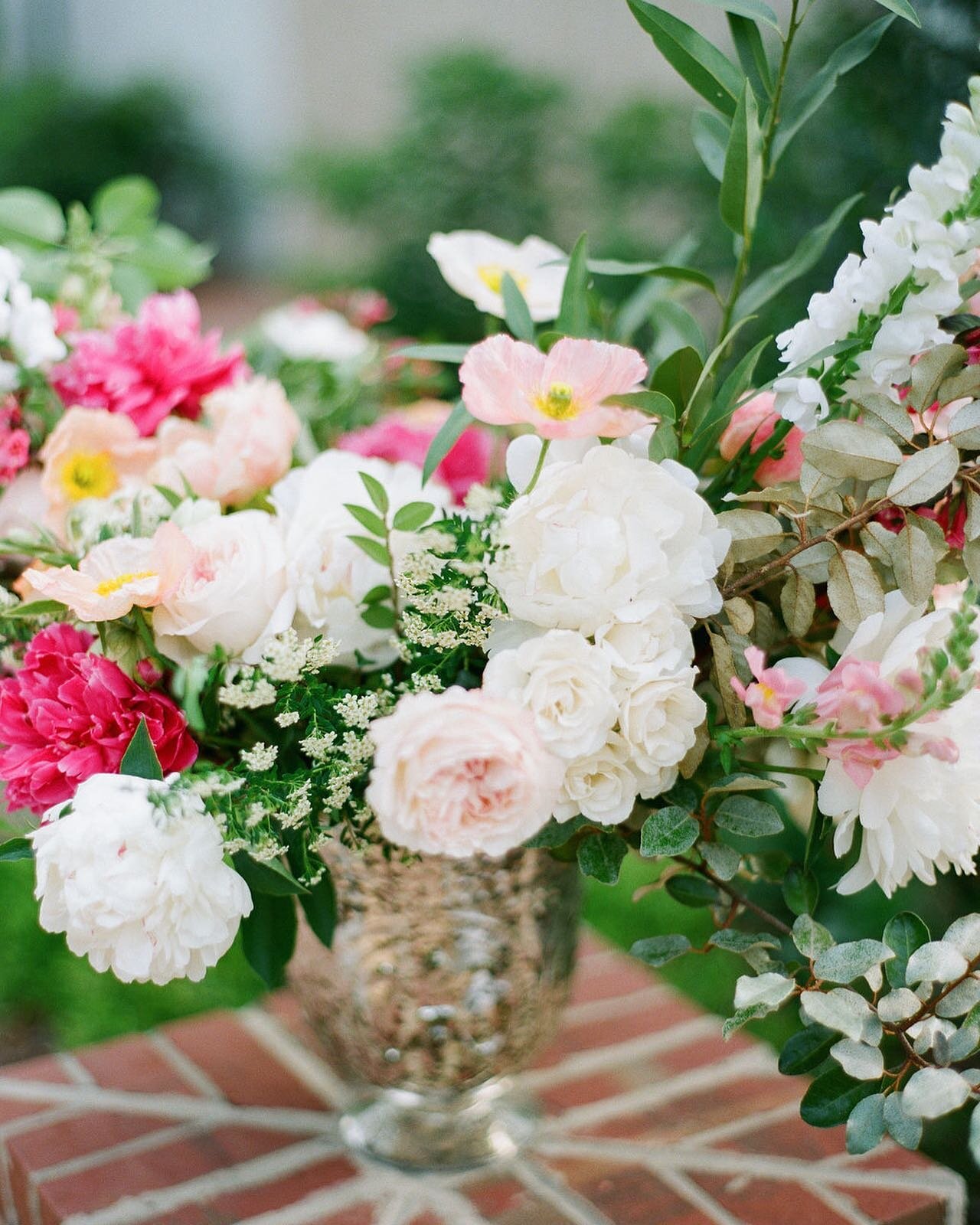 Thinking about spring florals x 100 today! Needed some color in my life. ❤️🙌🧚🏻&zwj;♂️
.
📸: @kaseysmithcreative 
⛪️: @barnofchapelhill 
📋: @kasteventsandco 
.
#barnofchapelhill #barnofchapelhillwedding #barnwedding #barn #luxurywedding #wedding #