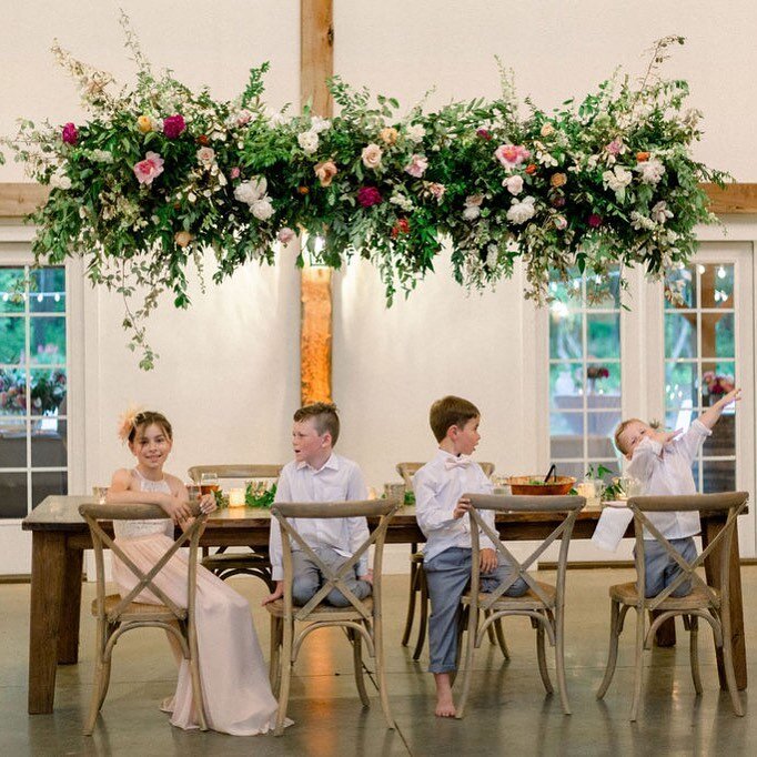 Flower clouds are better with cute Friends. 
.
📷: @kaseysmithcreative 
⛪️: @barnofchapelhill 
📋: @kasteventsandco 
.
#barnofchapelhill #barnwedding #wildfloraflowers #wildflorafarm #barnofchapelhillwedding #chapelhill #chapelhillnc #wedding #recept