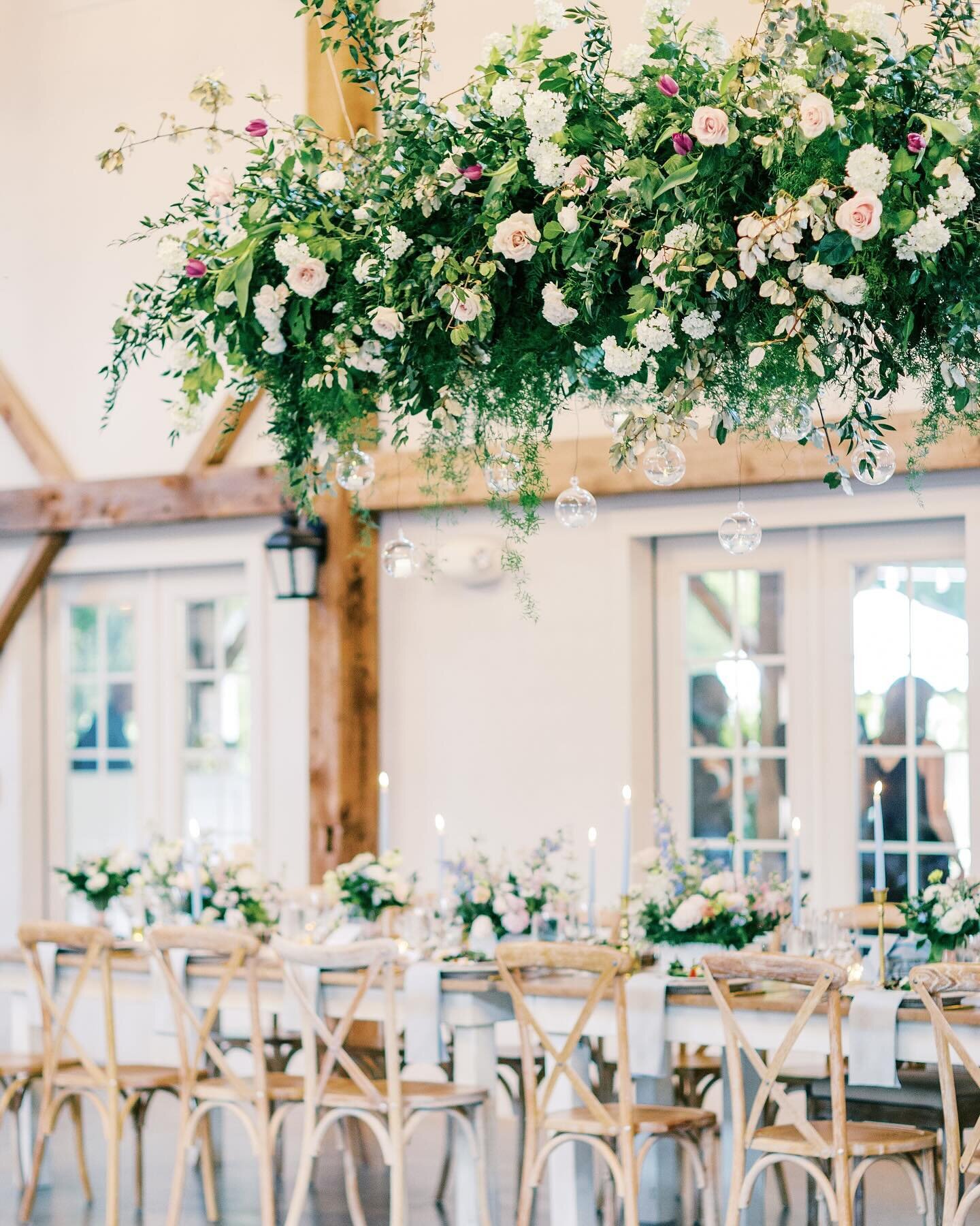 Some of the most incredibly gorgeous details ✨ this spring reception was absolutely stunning from top to bottom 🌸🤍✨

Floral Design @wildfloraflowers
Photography @annietimmonsphotography 
Planning + Design @kasteventsandco 
Speciality Lighting @getl
