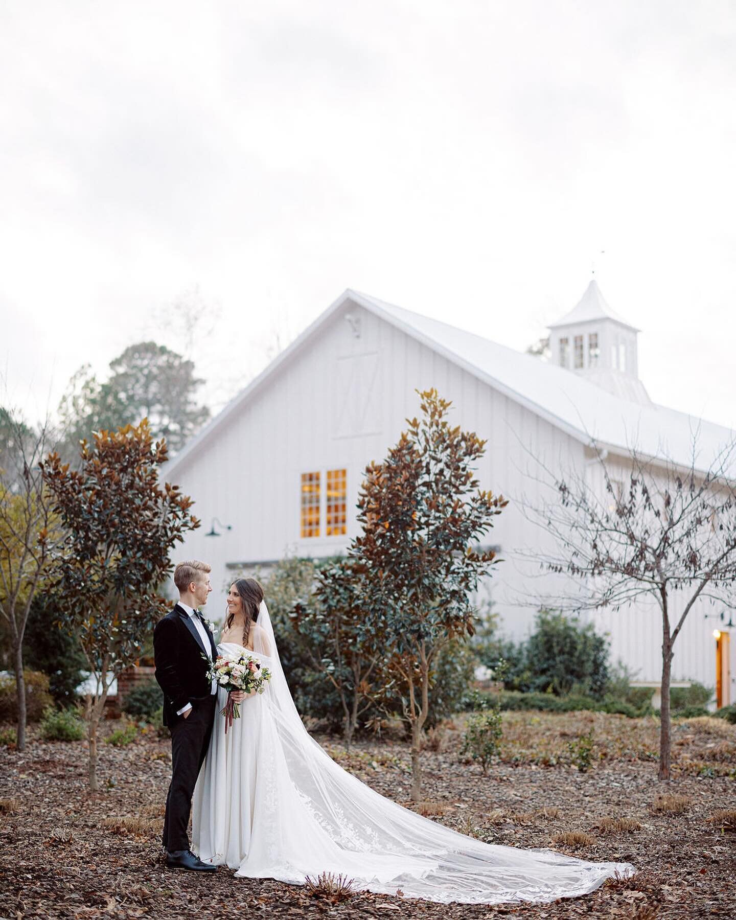 Here&rsquo;s your reminder that here in North Carolina, outdoor wedding venues are just as beautiful in the summer as they are in the winter ✨

Planning + Design @lionhouse.events 
Photography @jordanmaunder 
Floral Design @wildfloraflowers 
H&amp;MU