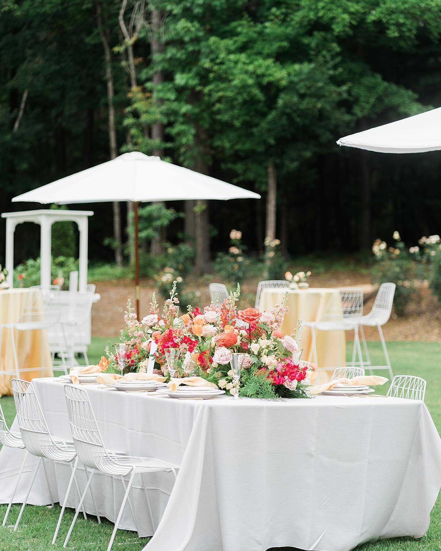 Hoping you&rsquo;re gathered around Easter tables blooming with love this Sunday! 🤍✨💐

Photography @raemarshall 
Floral Design @wildfloraflowers 
Planning @kasteventsandco 
Rentals @curatedeventsraleigh @cottageluxe @partytables_linensanddrapery 

