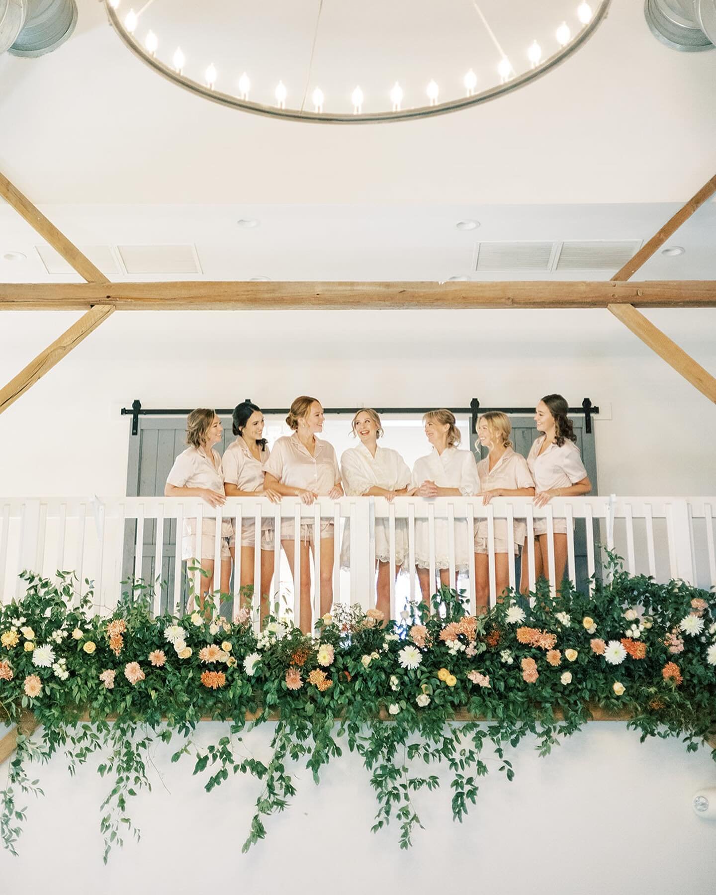 Looking for a beautiful space to spend the morning of your wedding preparing? ☀️🥂✨ Our venue packages come with AM hours available to start your wedding day relaxed and ready for pampering 

Venue @barnofchapelhill 
Floral Design @wildfloraflowers 
