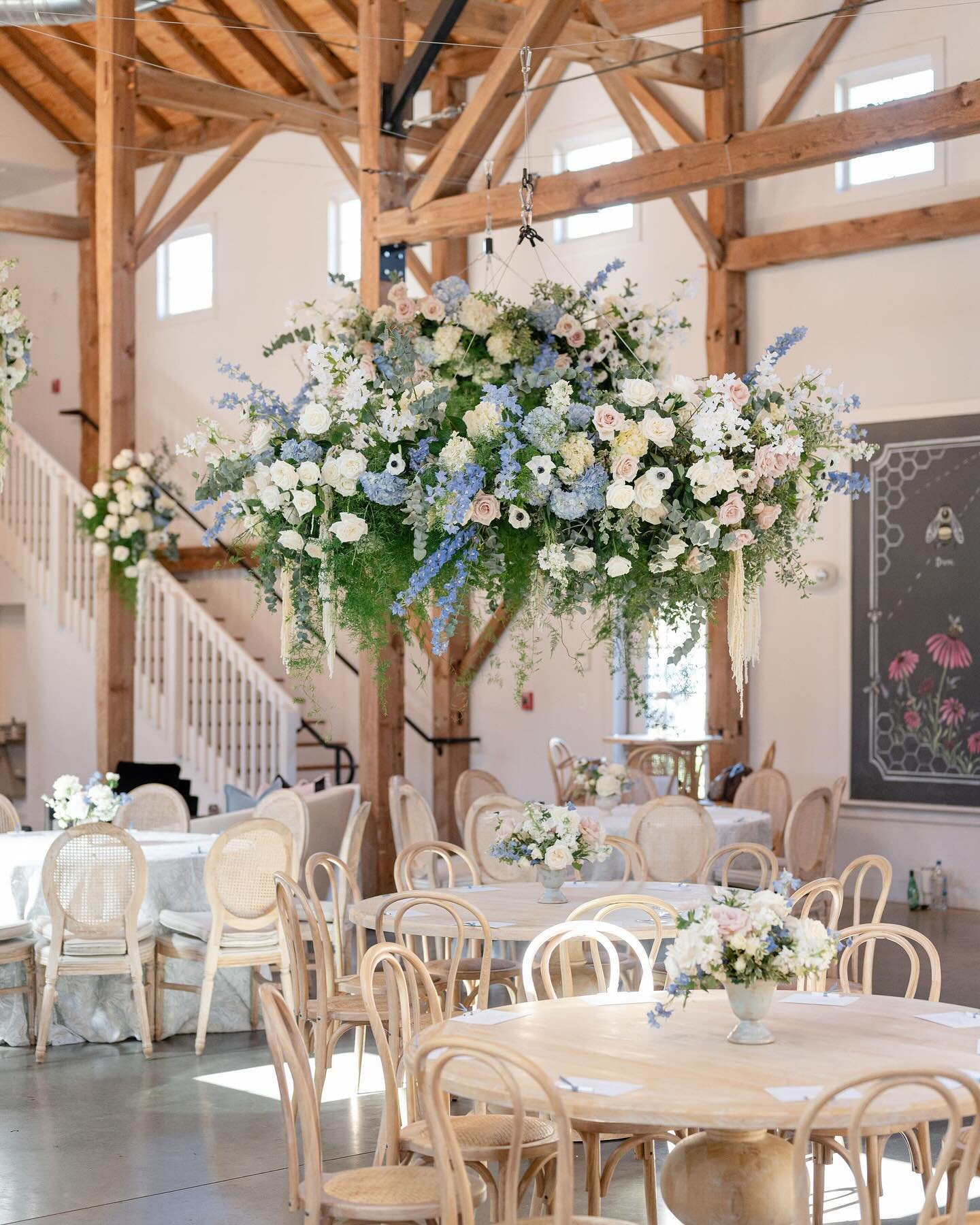 Planning an upcoming event? How are you arranging the space? Thoughtful details are what truly bring your guest experience to life 📋✔️

Venue @barnofchapelhill 
Photography @jaclynauletta 
Floral Design @wildfloraflowers 
Floral Product @mayeshralei