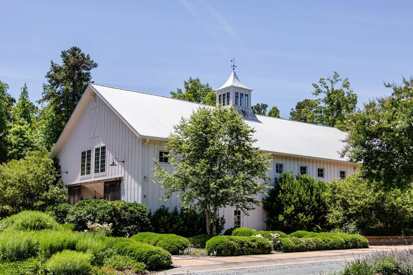Such a lovely spring wedding wrapped in the prettiest of colors 💐

Venue @barnofchapelhill 
Floral Design @wildfloraflowers 
Planner @magnolia.collectivellc 
Photographer @puttphotography 
Rentals @curatedeventsraleigh 
Cake @lbscakes_ 

#barnofchap