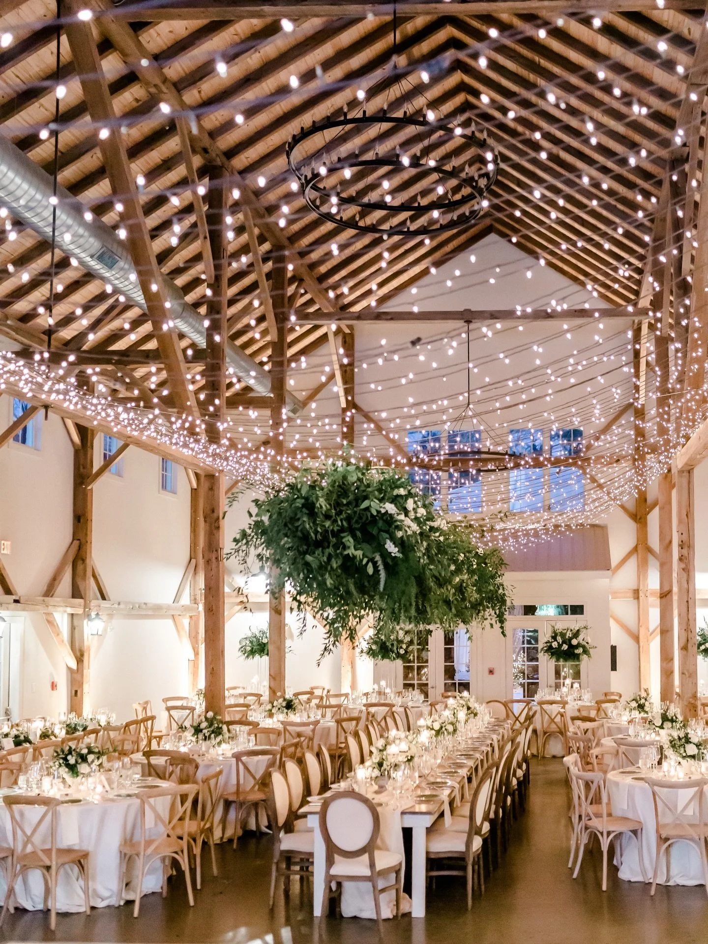 Deep green velvet, twinkling lights, and winter magic 🎄✨

Venue @barnofchapelhill 
Planning @kasteventsandco 
Floral Design @wildfloraflowers 
Photography @emilybaucomphoto 
Catering @rocky_top_caters 
Bubbly Cart @vitamielie 
Cake @thecupcakeshoppe
