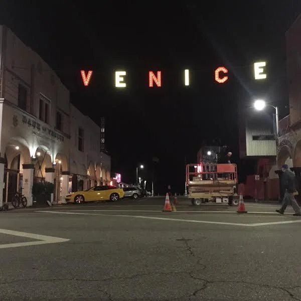 Fall colors have overtaken the Venice Beach sign right in time for the Fall festivities!