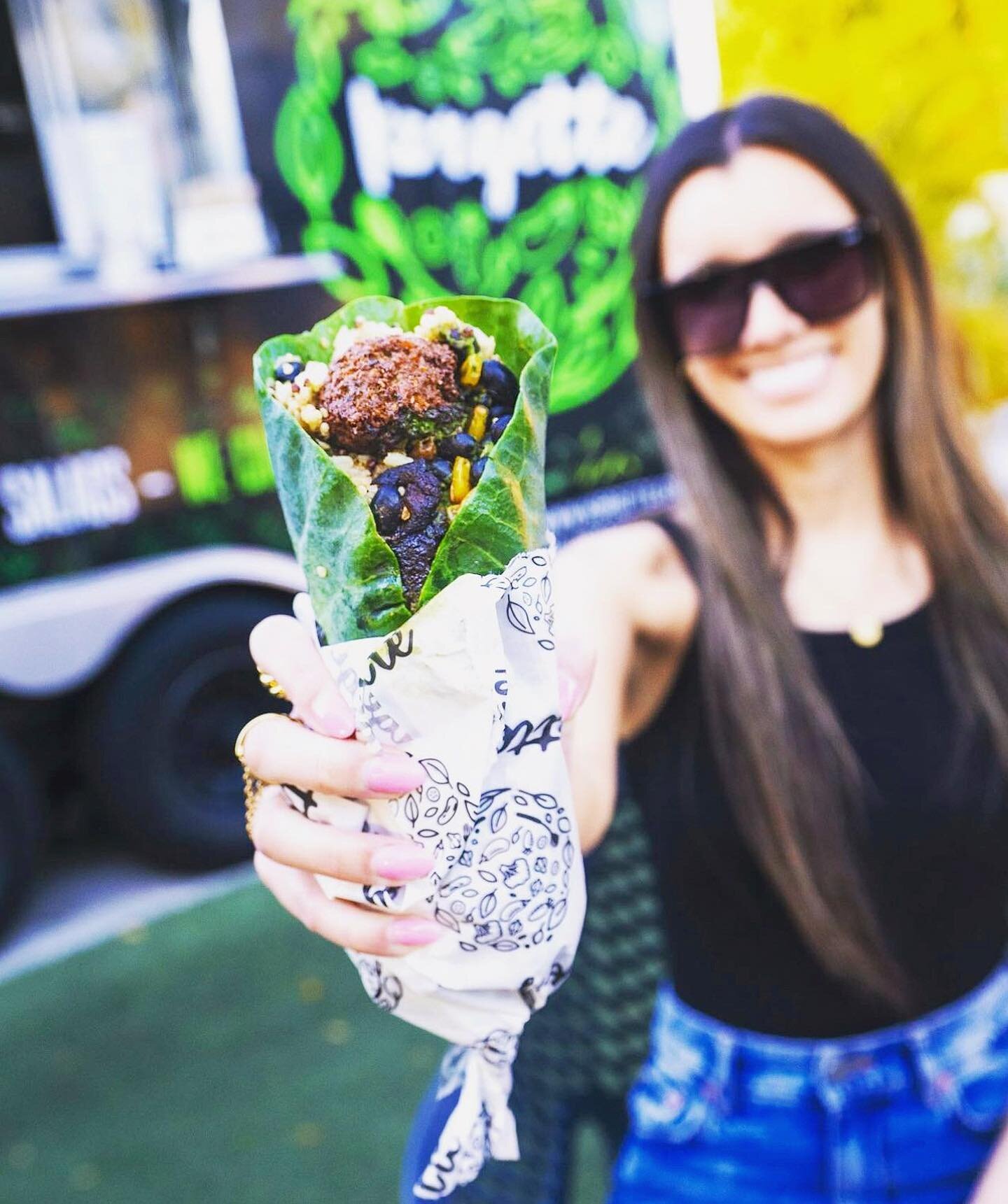 I am such a Fan of the 𝗖𝗼𝗹𝗹𝗮𝗿𝗱 𝗙𝗮𝗹𝗮𝗳𝗲𝗹 𝗪𝗿𝗮𝗽 from @korgette!!! 

It is a giant collard green loaded with homemade hummus, quinoa, black beans, corn, plantains and, of course, their famous falafels&hellip; it is so filling! Get it top