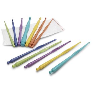 CROCHET HOOK SET - INCLUDES 12 PLASTIC HOOKS —  - Yarns