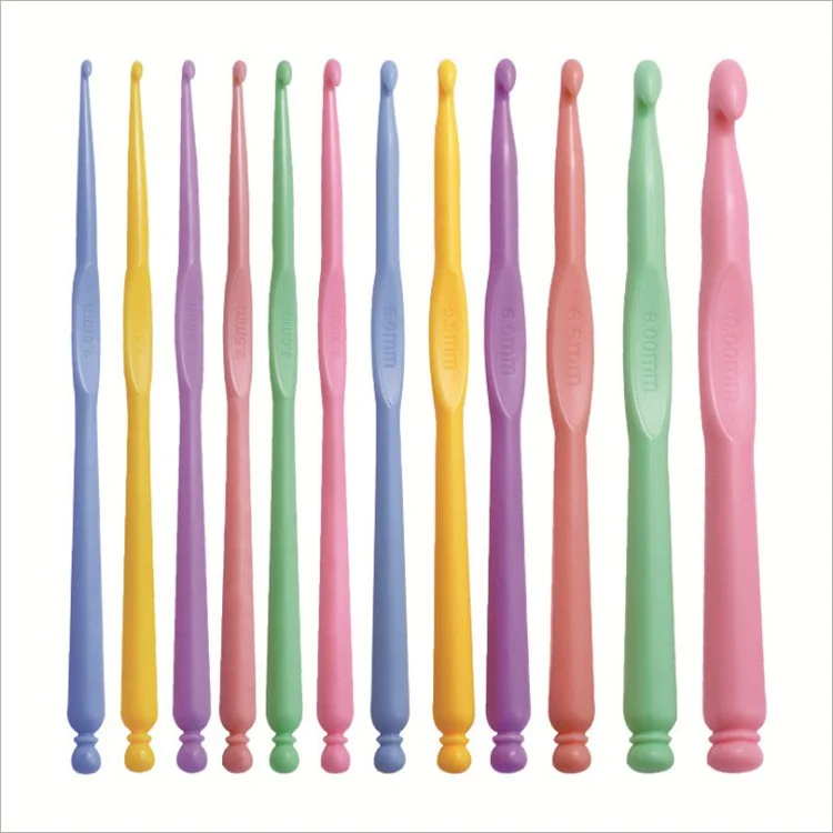 CROCHET HOOK SET INCLUDES 12 PLASTIC HOOKS — Yarns