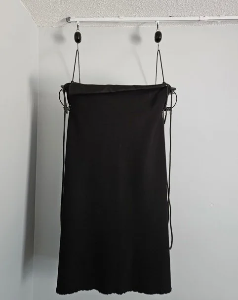 STRAIGHT ON WITH DRAPE AND ROPES