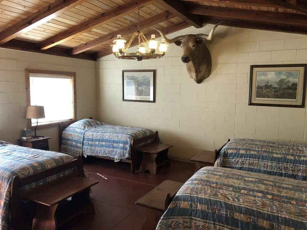 dMariposa Lodge Bedroom 1.JPG