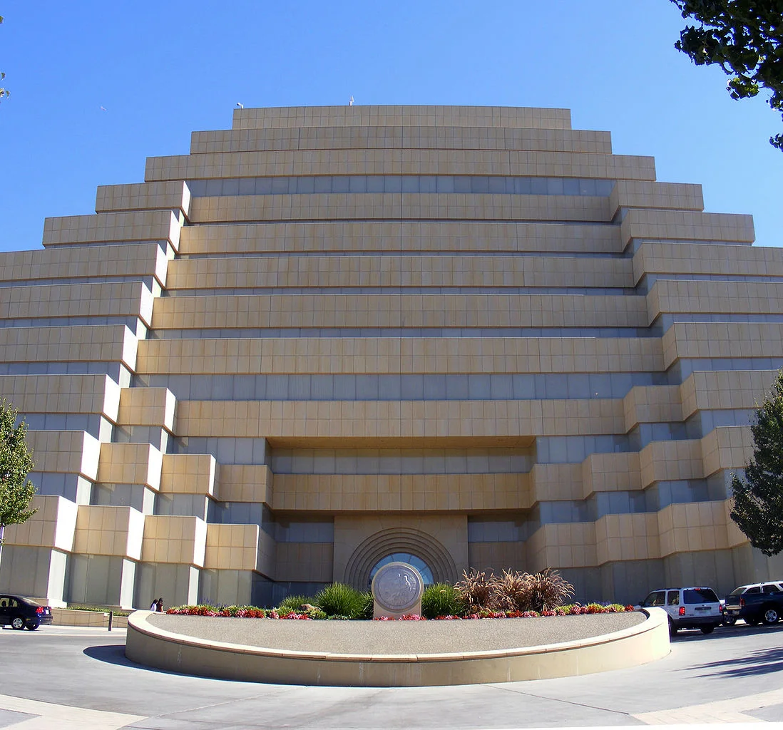 1098px-The_Ziggurat_in_West_Sacramento,_CA.jpg