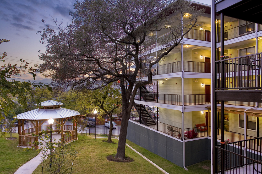 Courtyard view of La Vista de Guadalupe Apartments