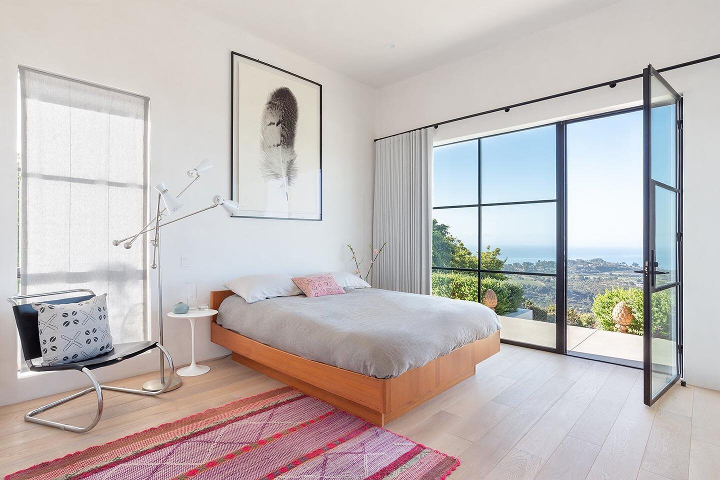 Room with a view 🌊 A bedroom we designed a few years ago, that is still one of my favorites :) #minthomedecordesign  Photo by @crystalwayephoto  #oceanview #steelframeddoors #modernarchitecture #moderndesign #bedroominspo #bedroomdesign #interiors #