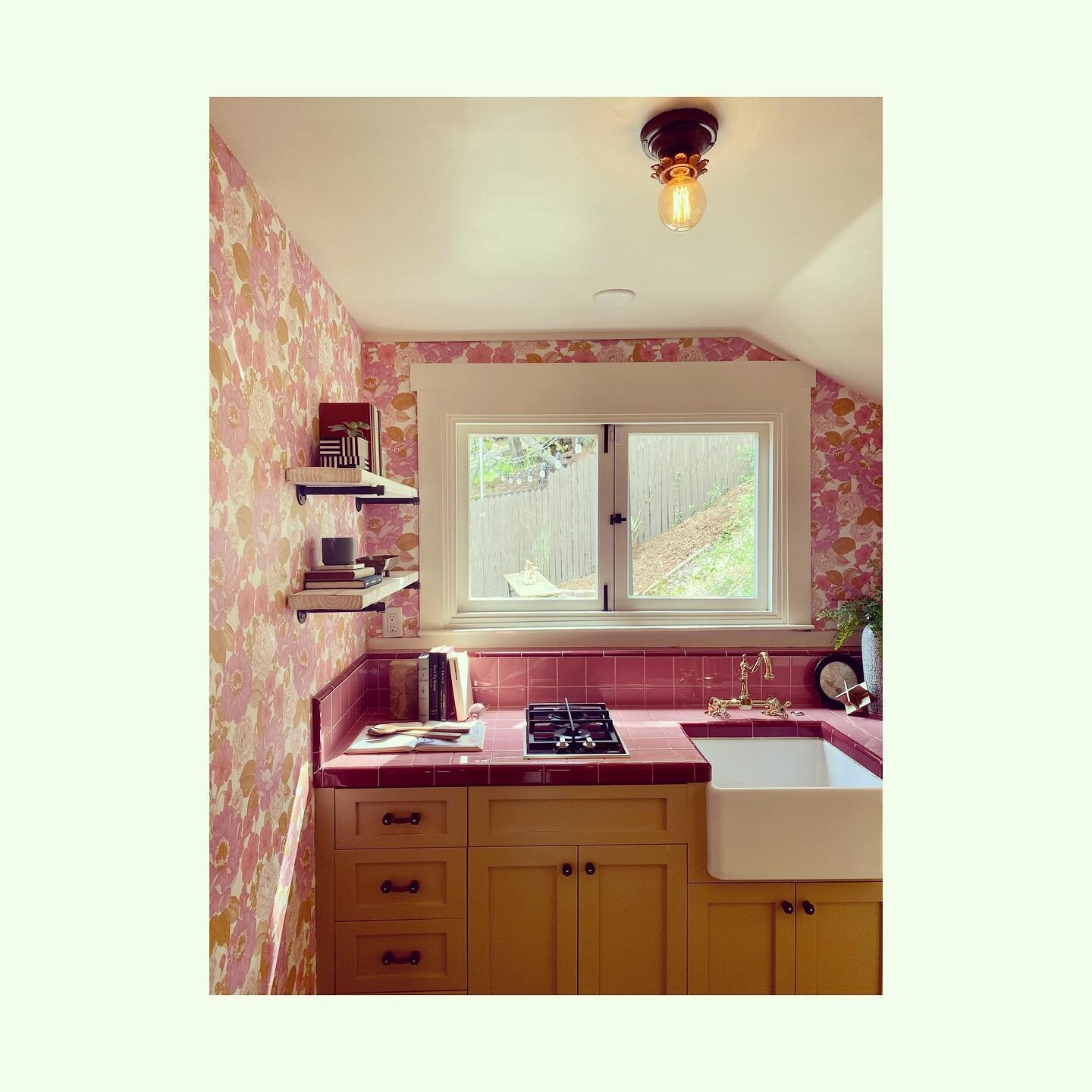 tbt to the sweetest retro kitchen we did a couple of years ago&hellip;pink, floral wallpaper for the win! 🌸  #minthomedecordesign  #smallkitchen #wallpaper #retrokitchen #pinkkitchen #cottagecore #interiordesign #interiordesignerla #interiors
