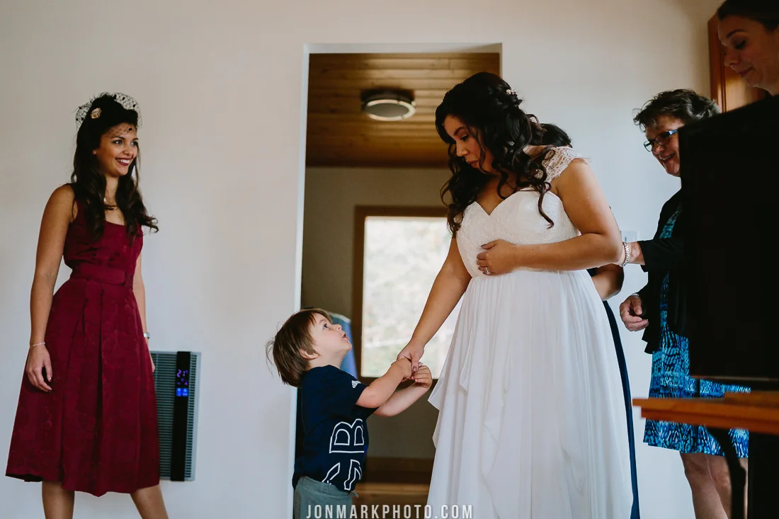victoria bc vancouver island wedding photography merridale ciderworks cidery rainy fall wedding