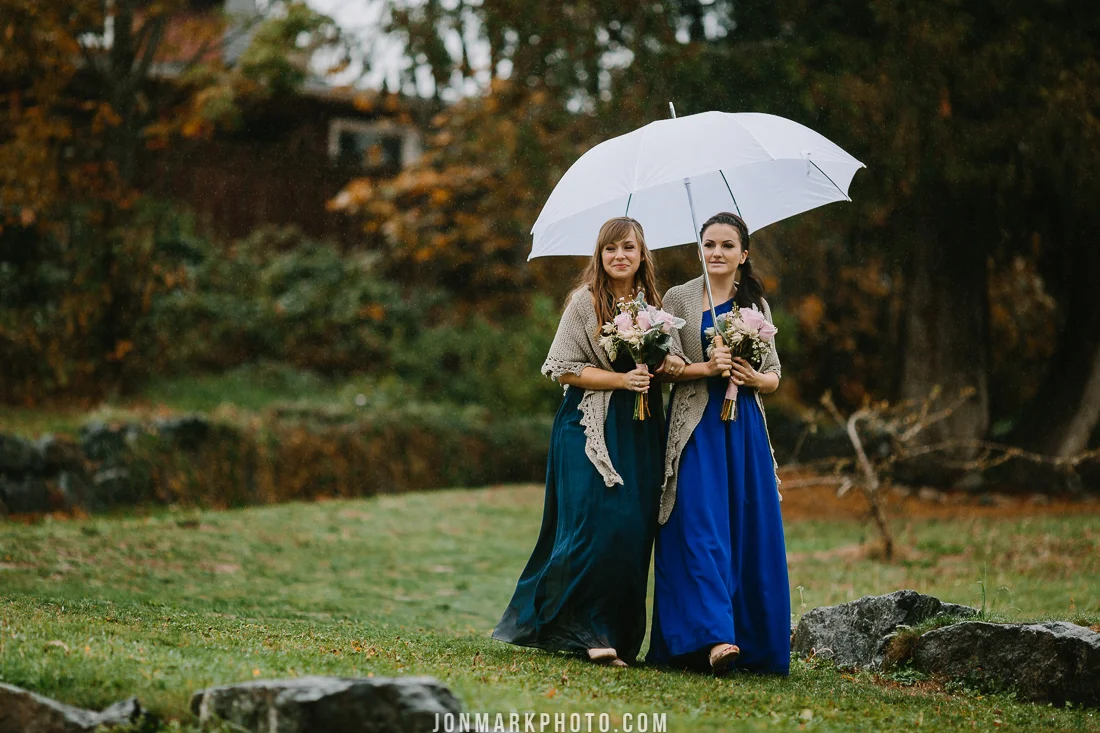 victoria bc vancouver island wedding photography merridale ciderworks cidery rainy fall wedding