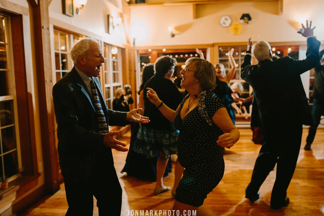 victoria bc vancouver island wedding photography merridale ciderworks cidery rainy fall wedding