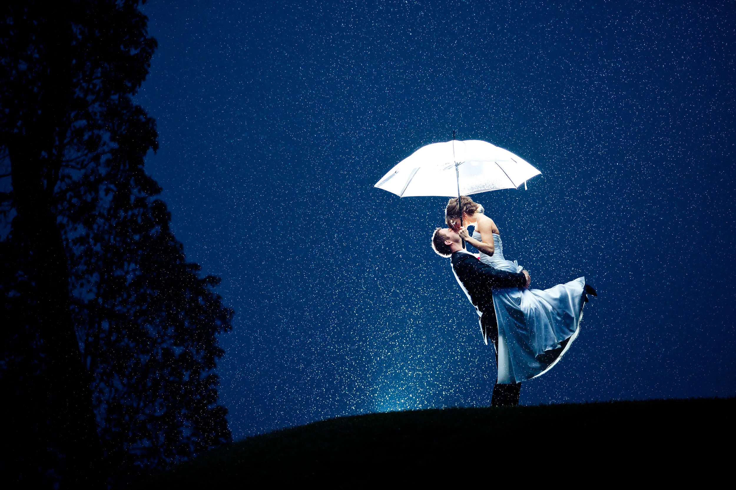 wedding photography Victoria BC Canada raining lift up