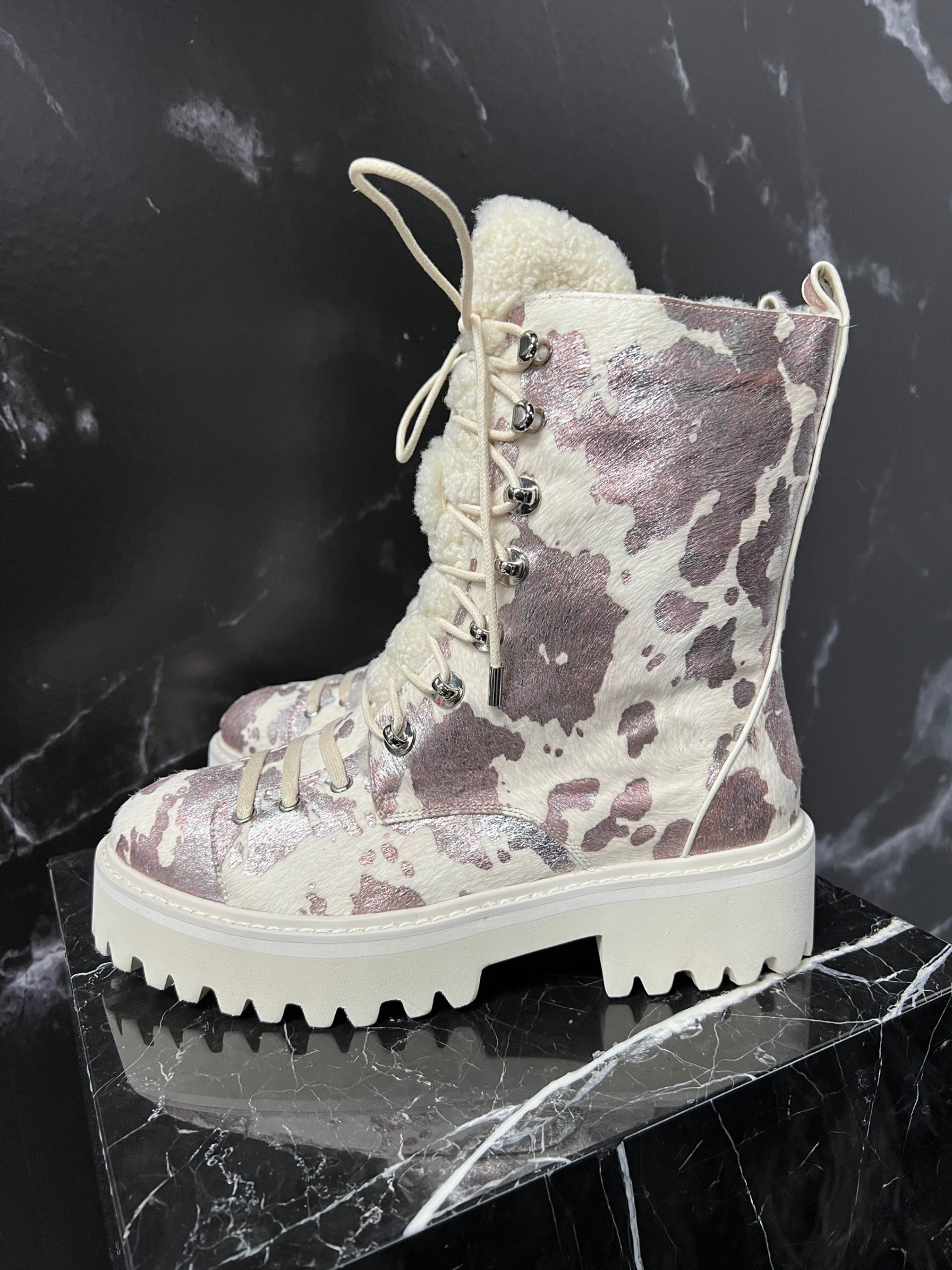 METALLIC SILVER/COPPER COW FINCH ( 1 OF 1) SZ 39