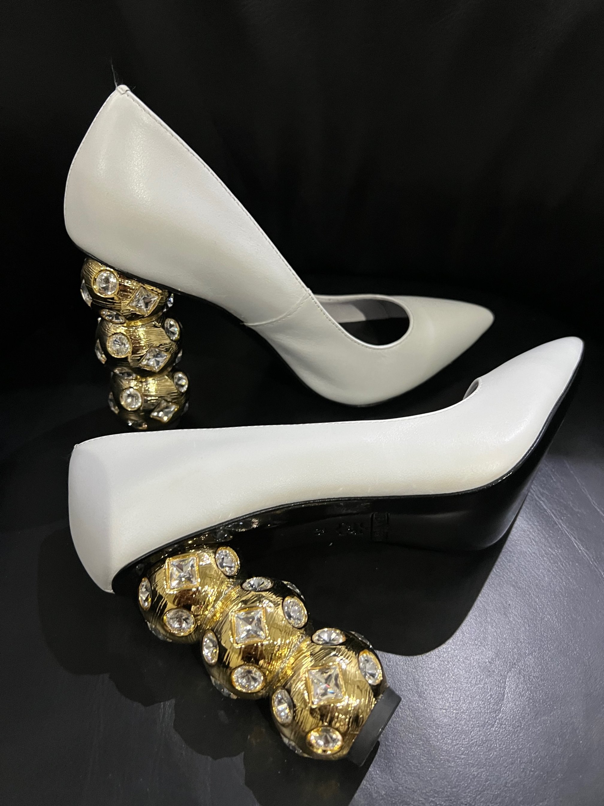 WHITE PUMP X GOLD BALL HEEL (39)