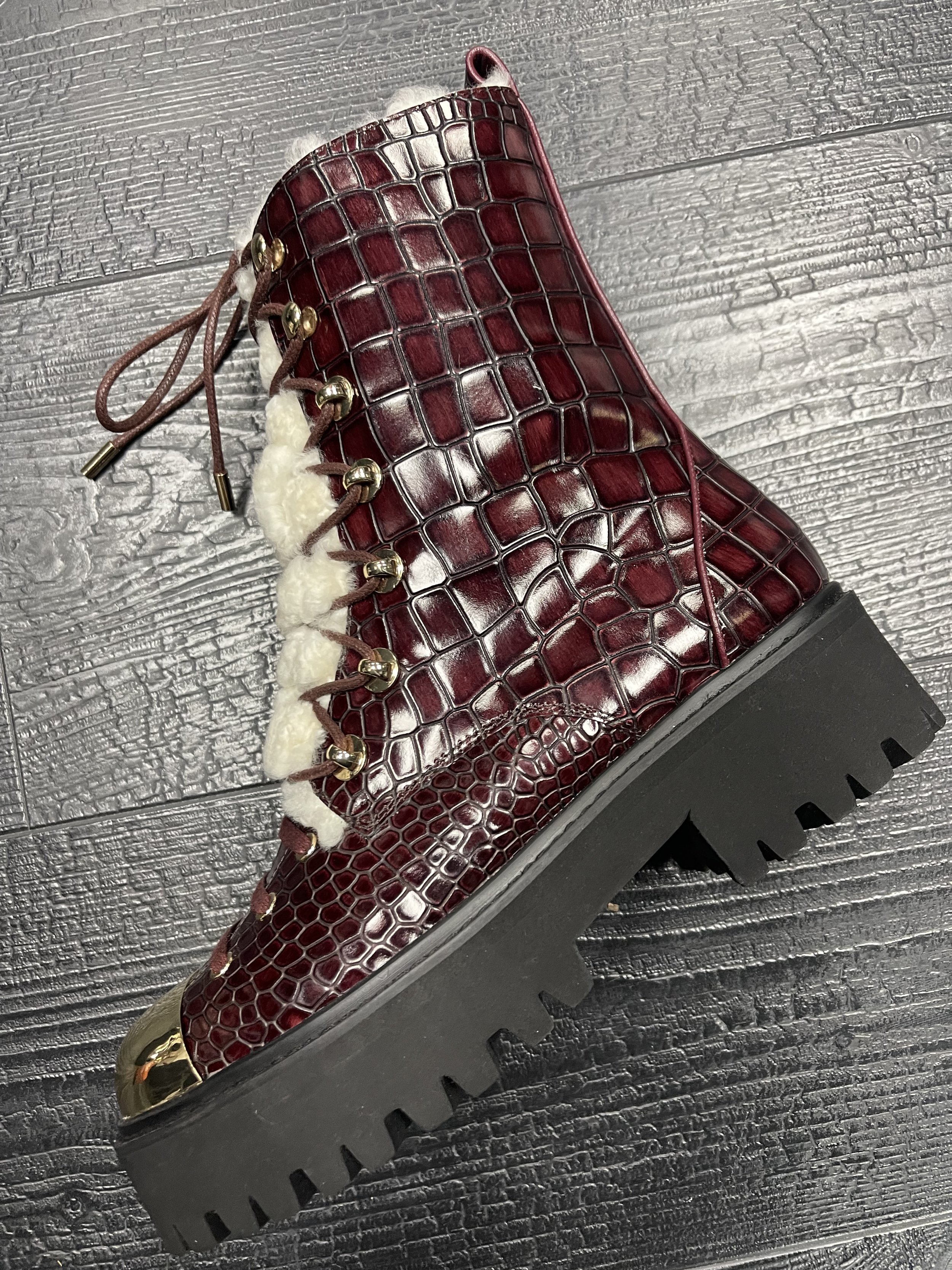 GILDED OXBLOOD FINCH SZ 39 