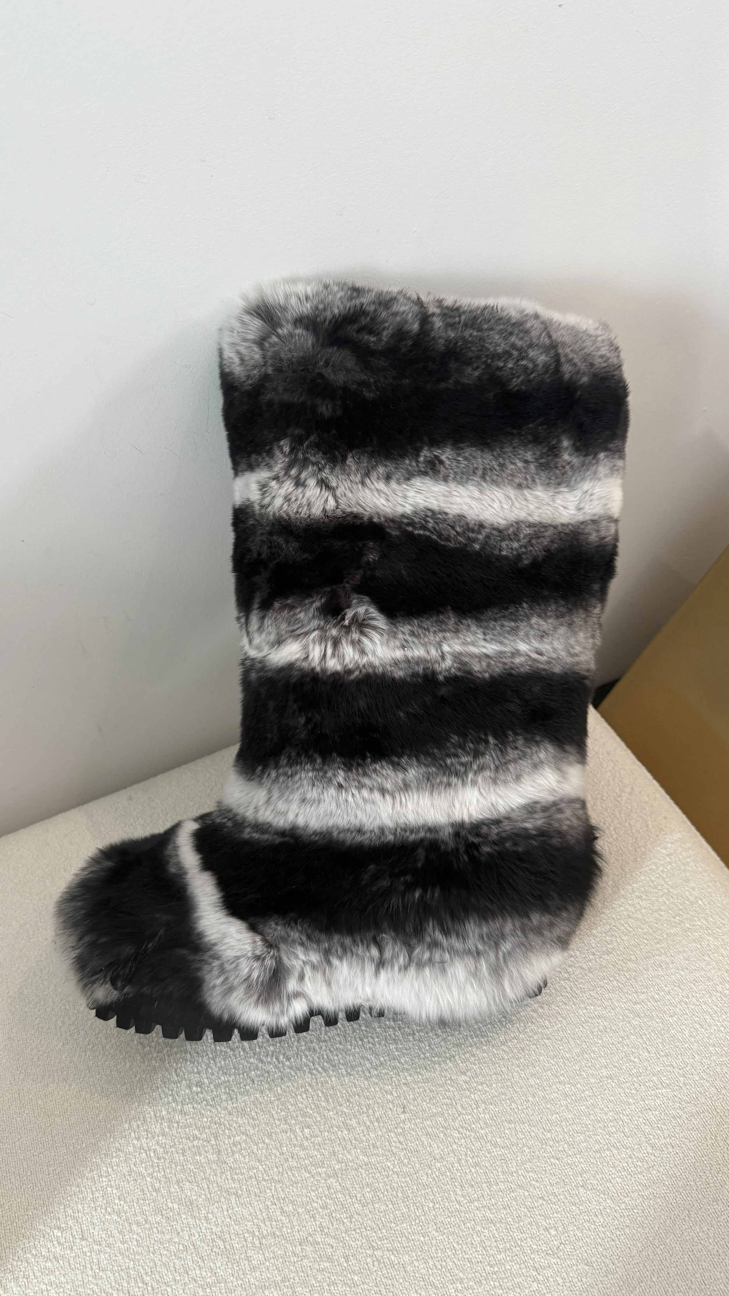 CHINCHILLA BOOT (BELOW KNEE HEIGHT) SIZE 37