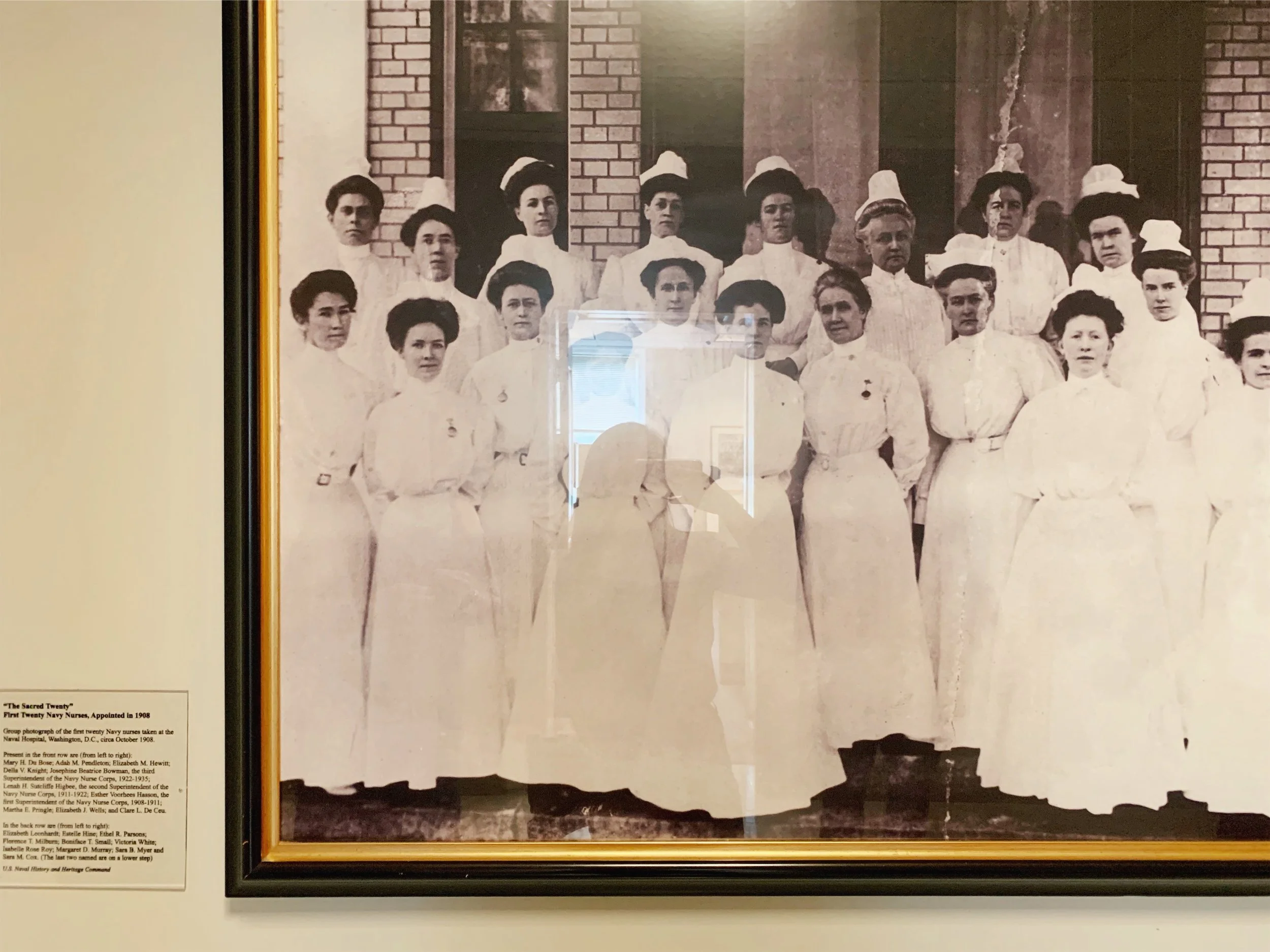 第一組女生來醫院工作 | First group of women worked in the hospital.