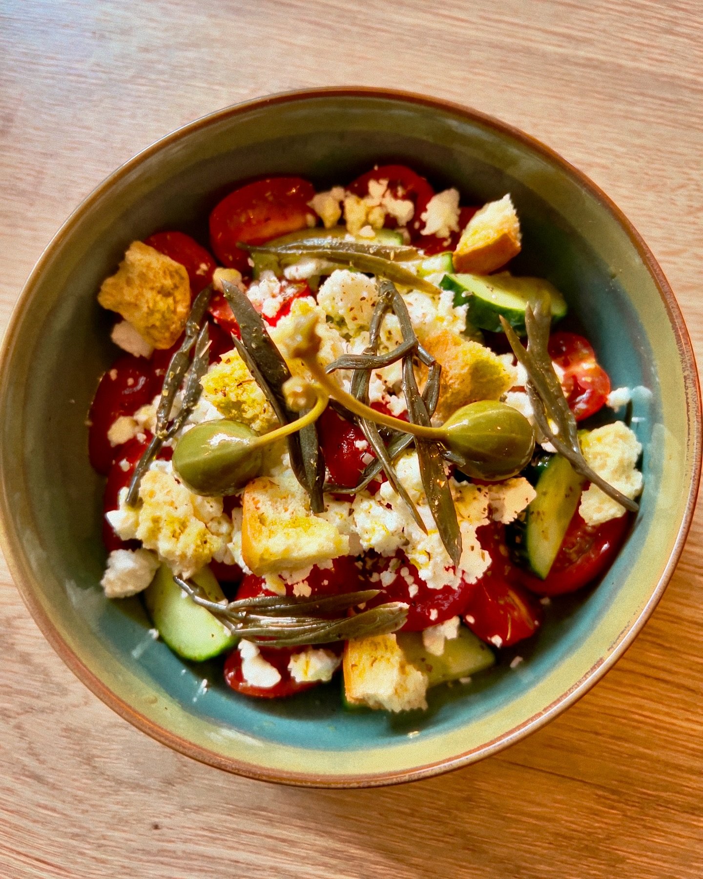 Mykonian Salade.
dakos uit Kreta | cherrytomaatjes | komkommer | kritamo | kapperappeltjes | oregano | feta 
#moderngreekfood #salade #feta #mykonian #mediterranean