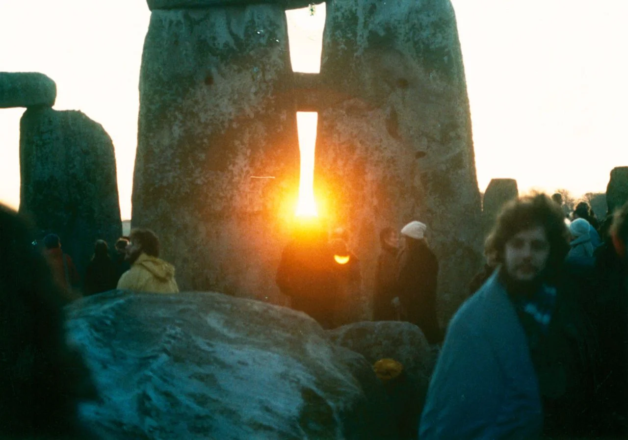1280px-StonehengeSunrise1980s.jpg