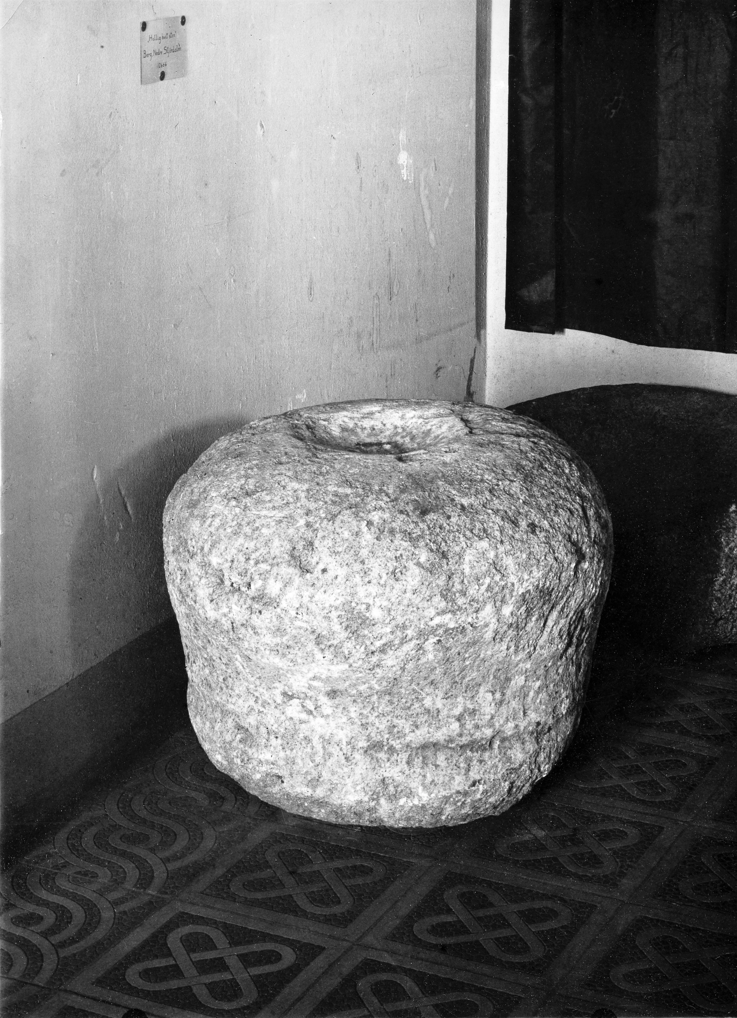 Sacred white stone with cupmark. Stjørdal, Norway. Photo: Vitenskapsmuseet / NTNU